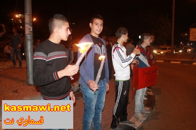 الجبهة والشبيبة الشيوعية في سخنين  يضيئون الشموع إحياءً لذكرى مجزرة كفرقاسم